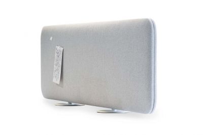 Graues Pillow Desk Akustikelement von Cascando zur Schallabsorption im Büro, mit Standfüßen.